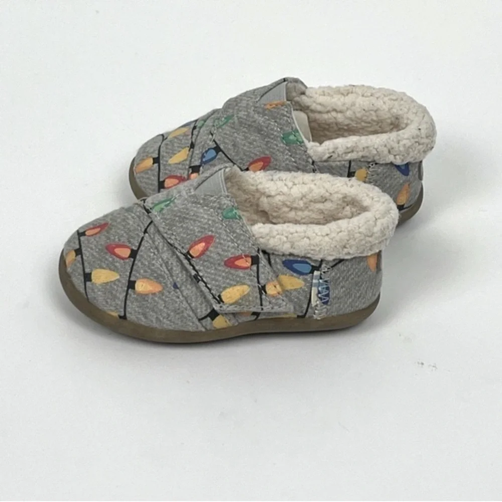 Tom’s Christmas lights print faux shearling lined hard bottom slipper shoes, 6.